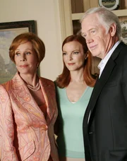 Bree (Marcia Cross, M.) bekommt Besuch von ihren Eltern (Carol Burnett, l. und Ronny Cox, r.), die zwischen ihr und Andrew vermitteln wollen ...