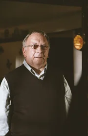 Jack Fothergill (Sam Kelly) lässt sich bei der Vernehmung nichts entreißen.
