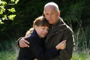 Agnes Pahl (Karola Niederhuber, l.) und Manfred Pahl (Fritz Egger, l.) sind erschüttert, weil ihr verschwundene Tochter Sandra tot ist.