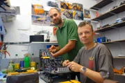 Das Konkurrenzteam Wolfgang und Harald baut einen Mercedes-Allradtraktor nach.