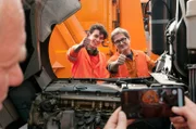 ARD Degeto DIE DREI VON DER MÜLLABFUHR - MISSION ZUKUNFT. Bloggen macht Spaß: Dennis (Ben Litwinschuh, li.) und Ralle (Jörn Hentschel).