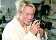 In diesem rasanten "Funcut" zum Ende der dritten Rita-Staffel mit Gaby Köster sind noch einmal die witzigsten Szenen und die absurdesten Pannen und Versprecher der letzten drei Jahre zu sehen und vor allem ist ein neugieriger Blick hinter die Kulissen möglich.