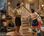 Oscar (Christopher Rivas, l.); Kat (Mayim Bialik, r.)