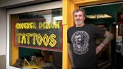Der Besitzer Luke Atkinson vor seinem Laden "Checker Demon Tattoos" in Stuttgart.