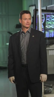 Detective Mac Taylor (Gary Sinise) muss herausfinden, warum das Sicherheitssystem des Gebäudes, in dem eine Leiche gefunden wurde, gezielt manipuliert werden konnte.
