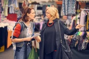 Die Elterninitiative möchte ihre Diversität erhöhen und einen frei gewordenen Kitaplatz einem sozial schwächer gestellten Kind anbieten: Nina (Lavinia Wilson, l.) und Ini (Johanna Gastdorf, r.) machen sich auf die Suche.