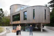 V.l.: Adele, Colin und Kevin McCloud