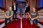 Moderator Kai Pflaume (M.) und seine Rateteam-Kapitäne Bernhard Hoëcker (l.) und Elton (r.) begrüßen in dieser Sendung den Tanz-Profi und Fernsehmoderator Joachim Llambi (2.v.l.) und die Fernsehmoderatorin Victoria Swarovski (2.v.r.).