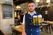 Kellner Abdi Ashti im Augustiner am Platzl in München.