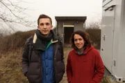 Eric Mayer, pur+ Stuntman des Wissens, vor seinem Selbstversuch, sich 24 Stunden in einem Bunker, ohne Kontakt zur Außenwelt, einschließen zu lassen, zusammen mit pur+ Autorin Carina Zölch-Schulz