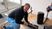 Azubi Jean ist vorzugsweise mit seinem geliebten E-Roller in Rostock unterwegs. Doch der hat den Geist aufgegeben, also muss schnellstens ein neuer her.