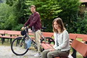 Adrian (Kristo Ferkic) weiß, dass er Lilly (Julia Beautx) verletzt hat.