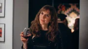 Barcelona for Beginners (4) - Familie und andere Katastrophen Schöne Überraschung für Mariana (Aina Clotet): Nachbarin Annika (Liv Mjönes) erscheint auf Marianas Teppichfest.