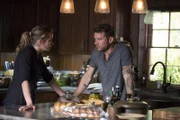 Bob Lee Swagger (Ryan Phillippe, l.); Julie Swagger (Shantel VanSanten, r.)