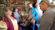 Andreas geht in der Wohnung auf Schatzsuche. v.li. Gabi, Bianca, Andreas, Volker