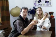 Gar nicht erfreut sind die Eheleute Maria und Erwin Knot (Elisabeth von Koch, Bernd Tauber) über den überraschenden Besuch der beiden Kommissare.