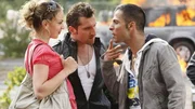 Cem (Eralp Hüseyin Uzun, re.) erkennt in Corinna (Mariangela Scelsi) die Kundin, die ihn den Job gekostet hat und er will abhauen. Wird Tayfun (Tim Seyfi) das zulassen?