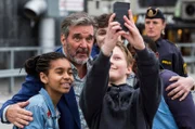 Selfie mit Fans: Chefinspektor Evert Bäckström genießt seine Bekanntheit.