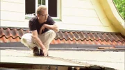 Thorsten (40) begutachtet das undichte Dach.