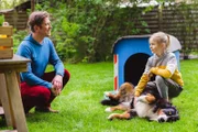 Leni (Luise Kretschmer) möchte von Fritz, ihrem Onkel (Guido Hammesfahr), wissen, wieso sie sich manchmal so fremd in der eigenen Familie fühlt.