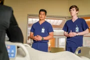 Dr. Shaun Murphy (Freddie Highmore, re.)