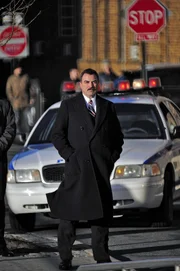 (1. Staffel) - Auch wenn es hin und wieder Meinungsverschiedenheiten bezüglich der Ermittlungsmethoden gibt, verfolgen sie alle ein Ziel - die Bekämpfung der Kriminalität auf den Straßen von New York (v.l.n.r.): Danny Reagan (Donnie Wahlberg), Erin (Bridget Moynahan), Frank (Tom Selleck) und Jamie (Will Estes)