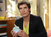 Alexander Zeiss (Paul Grasshoff) entdeckt das Schneekugelmassaker und ist schockiert ...
