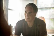 Wird Special Agent Dwayne Pride (Scott Bakula, r.) der Whistleblowerin Martha Roberts (Dendrie Taylor, l.) helfen, den vermeintlichen Serienkiller zu schnappen?