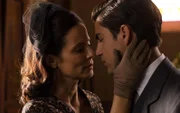 Doña Blanca (Aitana Sánchez-Gijón, l.); Max (Maxi Iglesias, r.)