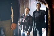 Semir (Erdogan Atalay, Mi.) und Chris (Gedeon Burkhard) stürmen das Vereinsheim, in dem sich Gangster Wenzel scheinbar erhängt hat.