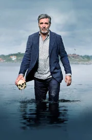 Chefinspektor Evert Bäckström (Kjell Bergqvist) ermittelt in einem prestigeträchtigen Fall, der sein ganzes Können fordert.