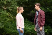 Adrian (Kristo Ferkic) trifft unerwartet auf seine Ex-Freundin Lilly (Julia Beautx).