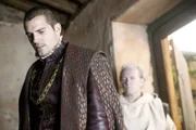 Fühlt sich alleine und verlassen: Charles Brandon (Henry Cavill, vorne) trauert um seine Frau und Schwester des Königs, Prinzessin Margaret. Die Seuche hat auch ihr Leben gefordert ...