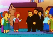 Maude Flanders (Mi.) ist geschockt, dass Marge (li.) angeblich mit der Mafia zusammenarbeitet.