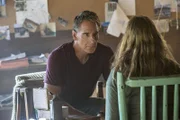 Nachdem die verwirrte Whistleblowerin Martha Roberts (Dendrie Taylor, r.) Special Agent Pride (Scott Bakula, l.) entführt hat, will sie ihn überzeugen, einen Serienmörder zu schnappen, der es auf junge Frauen abgesehen hat ...
