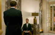 Genervt von der ständigen Anwesenheit seines Vaters, versucht Holmes (Jonny Lee Miller), ihn irgendwie wieder los zu werden ...