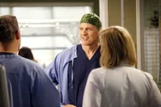 Während im Krankenhaus die Grippe ausbricht, assistieren Alex (Justin Chambers, l.) und Arizona (Jessica Capshaw, r.) dem Chirurgen Dr. Oliver Lebackes (Patrick Fabian, M.) bei einer ganz besonderen OP ...
