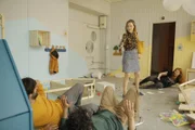 Anita (Nadja Becker) stoppt die sich prügelnden Männer, indem sie ihre Waffe zieht und auf diese richtet.
