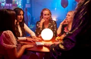 Als sich Ashley (Natalie Davies, l.), Rana (Taj Atwal, 2.v.l.), Toni (Leah Brotherhead, 3.v.l.) und Paula (Sinead Matthews, r.) während der Party zu einer Wahrsagerin setzen, erfahren die Frauen ein Geheimnis, das alle schockiert.