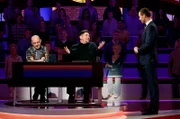 Moderator Kai Pflaume (r.) mit Rateteam-Kapitän Bernhard Hoëcker (l.) und dem Fernsehkoch Tim Mälzer (M.).