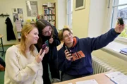 Emelie, Maxi und Leni bekommen ihr Handy nach fünf Tagen zurück – das letzte analoge Foto mit ihrer Einwegkamera.