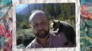 Berufsjäger mit einem jungen Fuchs.