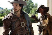 Aramis (Santiago Cabrera, l.); Marsac (JJ Feild, r.)