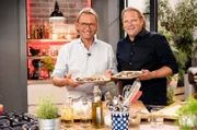 Heute bekommt Björn Freitag (r) Besuch von einem guten Freund, der auch Koch ist und wie er aus dem Ruhrgebiet stammt: Frank Buchholz.  - Hier mit dem Gericht "Rote Bete Salat mit Matjes"