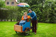 Beim großen Familienfest darf Oma Ilse (Urs Conradi) keinesfalls fehlen. Fritz Fuchs (Guido Hammesfahr) hofft darauf, dass sie ein paar Rätsel aus der Vergangenheit aufklären kann.