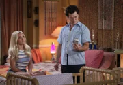 Mandy McAllister (Emily Osment, l.); Georgie Cooper (Montana Jordan, r.)