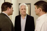 Christian (Francis Fulton-Smith, links) und Michael (Luca Zamperoni, rechts) informieren Georg Schneider (Philippe Brenninkmeyer) über einen erneuten Fieberschub bei seiner Frau.