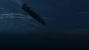 Torpedo unter Wasser nähert sich dem U-Boot-Rumpf, niedriger Winkel.
