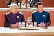 Admiral Halsey (Victor Garber, l.); Capt. Ed Mercer (Seth MacFarlane, r.)
