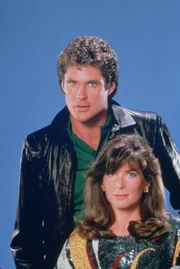 (2. Staffel) - Bei seinen Einsätzen wird Michael Knight (David Hasselhoff, l.) von Dr. Bonnie Barstow (Patricia McPherson, r.) unterstützt ...
